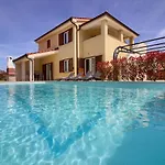 Olivia-aurora Villas: Beachside Duo With Private Pools Banjole