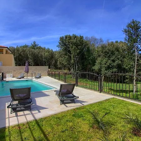 Villa Complex Of 2 Olivia-aurora With 2 Private Pools For Up To 20 Persons Only 200m From The