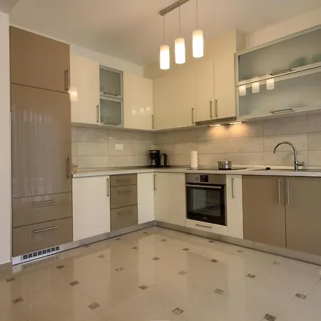 Complex Of 2 Olivia-aurora With 2 Private Pools For Up To 20 Persons Only 200m From The Banjole