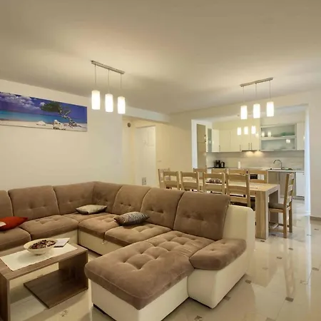 Villa Complex Of 2 Olivia-aurora With 2 Private Pools For Up To 20 Persons Only 200m From The Banjole