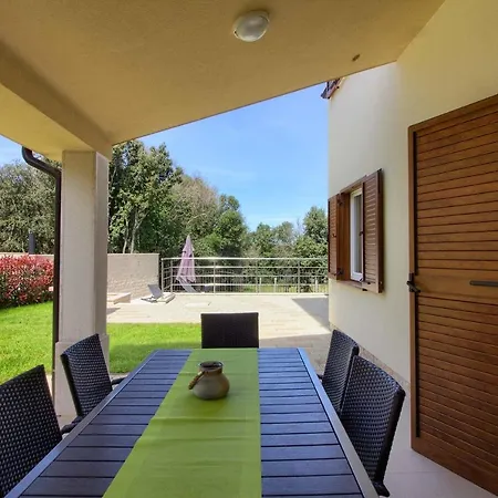 Complex Of 2 Olivia-aurora With 2 Private Pools For Up To 20 Persons Only 200m From The Banjole