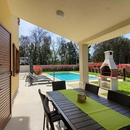 Olivia-aurora Villas: Beachside Duo With Private Pools Banjole