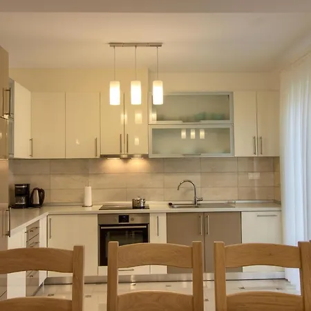 Complex Of 2 Olivia-aurora With 2 Private Pools For Up To 20 Persons Only 200m From The Villa Banjole