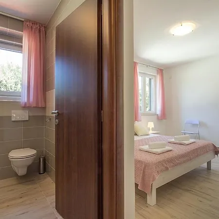 Complex Of 2 Olivia-aurora With 2 Private Pools For Up To 20 Persons Only 200m From The Banjole