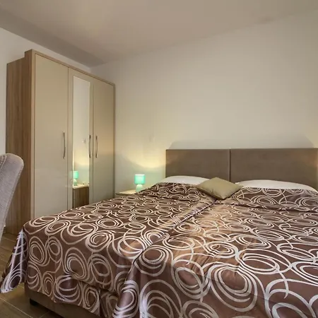 Complex Of 2 Olivia-aurora With 2 Private Pools For Up To 20 Persons Only 200m From The Villa Banjole