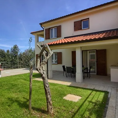 Complex Of 2 Olivia-aurora With 2 Private Pools For Up To 20 Persons Only 200m From The Villa