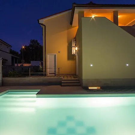 Olivia-aurora Villas: Beachside Duo With Private Pools Banjole