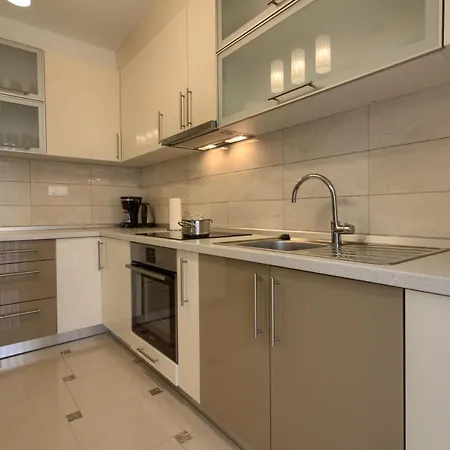 Villa Complex Of 2 Olivia-aurora With 2 Private Pools For Up To 20 Persons Only 200m From The Banjole