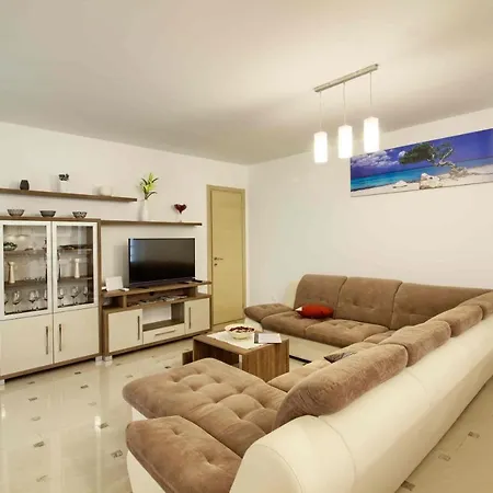 Complex Of 2 Olivia-aurora With 2 Private Pools For Up To 20 Persons Only 200m From The * Banjole