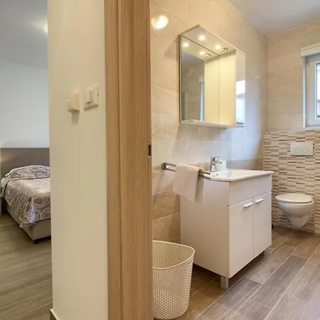 Villa Complex Of 2 Olivia-aurora With 2 Private Pools For Up To 20 Persons Only 200m From The Banjole