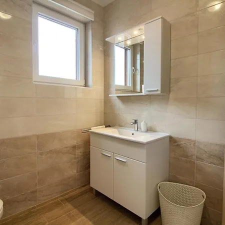 Complex Of 2 Olivia-aurora With 2 Private Pools For Up To 20 Persons Only 200m From The * Banjole