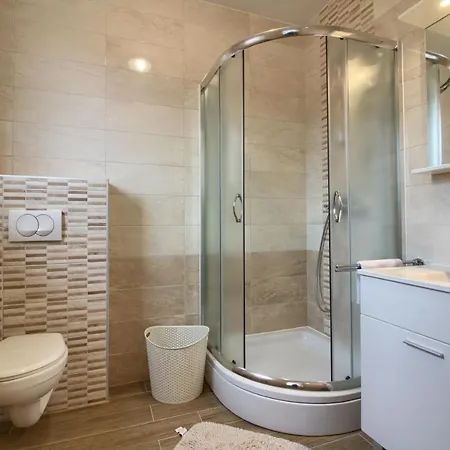 Complex Of 2 Olivia-aurora With 2 Private Pools For Up To 20 Persons Only 200m From The * Banjole