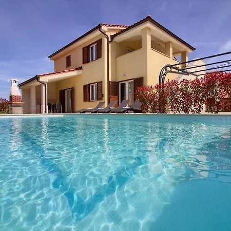 Complex Of 2 Olivia-aurora With 2 Private Pools For Up To 20 Persons Only 200m From The Banjole