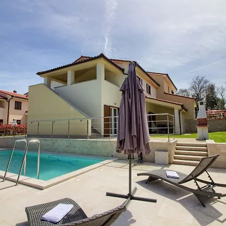 Complex Of 2 Olivia-aurora With 2 Private Pools For Up To 20 Persons Only 200m From The Villa