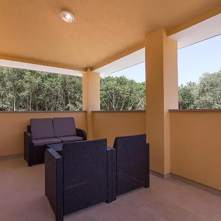 Complex Of 2 Olivia-aurora With 2 Private Pools For Up To 20 Persons Only 200m From The Villa