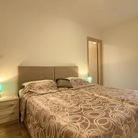 Complex Of 2 Olivia-aurora With 2 Private Pools For Up To 20 Persons Only 200m From The Villa Banjole